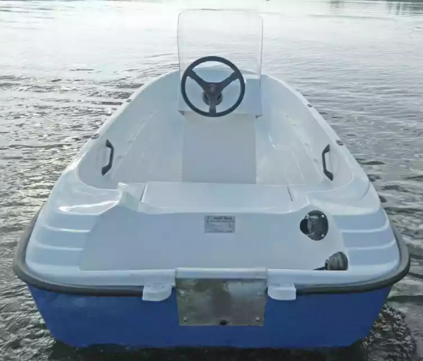 Стеклопластиковая лодка Пингвин с консолью (тримаран) в Батайске