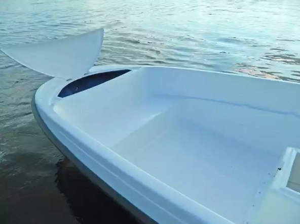 Стеклопластиковая лодка Пингвин с консолью (тримаран) в Батайске