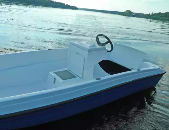 Стеклопластиковая лодка Пингвин с консолью (тримаран) в Батайске