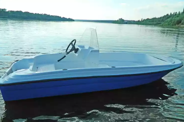 Стеклопластиковая лодка Пингвин с консолью (тримаран) в Батайске