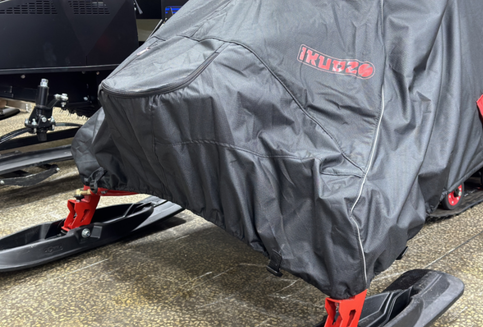 Чехол транспорт. снегохода IKUDZO HUNTER черно-красный Оксфорд ПРЕМИУМ качества с лого IKUDZO в Батайске