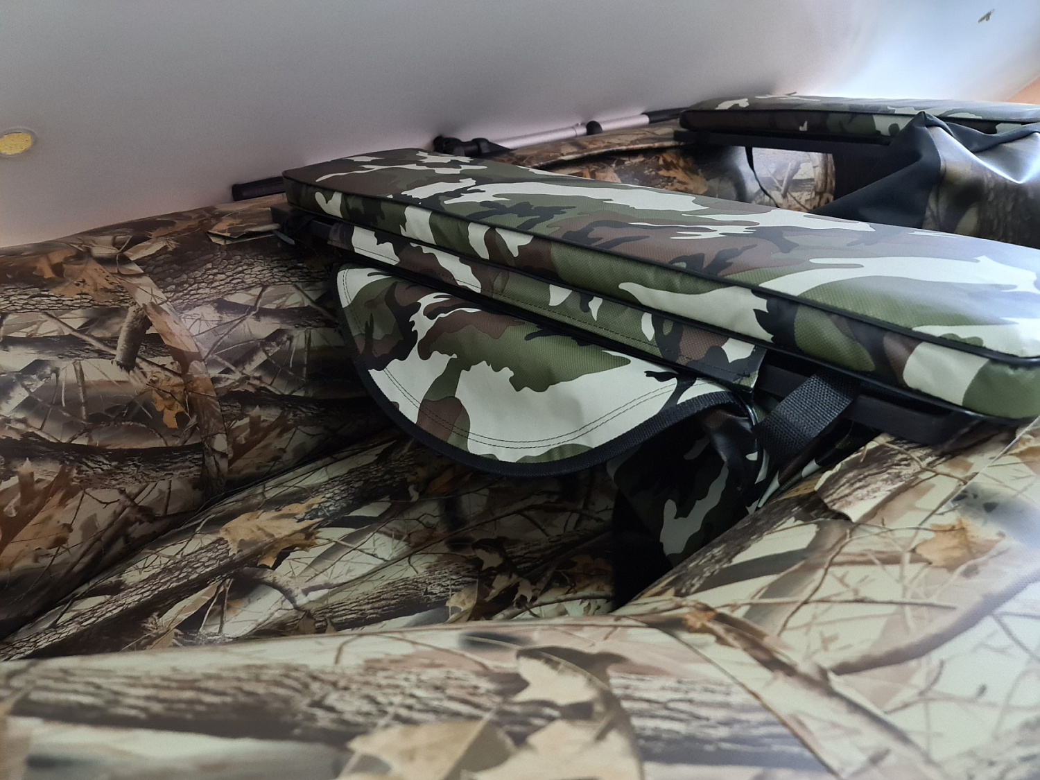 КОМПЛЕКТ МЯГКИХ НАКЛАДОК С СУМКОЙ ДЛЯ ЛОДОК 105Х20 КАМУФЛЯЖ в Батайске